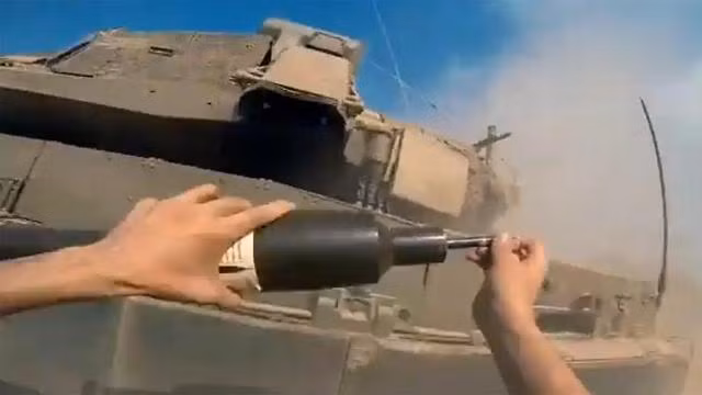 Qua video mà chiến binh Hamas tấn công xe tăng Israel vừa qua, quan sát hành động họ tiếp cận xe tăng Israel, cũng cho thấy bộc lộ điểm yếu của xe tăng và bộ binh Israel khi chiến đấu cùng nhau. Các chiến binh Hamas có thể dễ dàng tiếp cận xe tăng đặt thuốc nổ, quay trở lại nơi ẩn náu và bồi thêm tên lửa. 