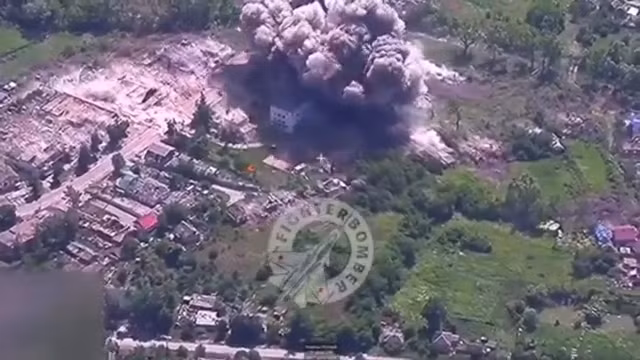 Nhưng kiến trúc như vậy có thể giúp Quân đội Ukraine che giấu vũ khí hạng nặng và nơi trú ẩn cho binh lính khá tin cậy, trước hỏa lực pháo binh. Tuy nhiên, cả những tòa nhà lớn trên mặt đất hay nơi trú ẩn dưới lòng đất, đều không còn có thể đảm bảo an toàn, trước các cuộc tấn công của bom phá FAB.