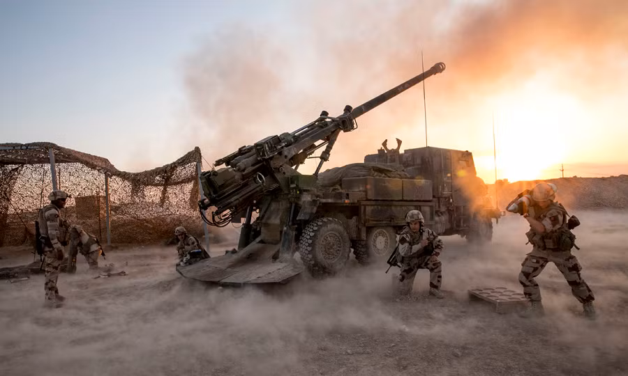 Pháo tự hành Caesar 155mm đã tham gia vào nhiều nhiệm vụ khác nhau của Pháp ở Afghanistan, Lebanon, Mali và Iraq. Không chỉ có khả năng cơ động cao trên mặt đất, Caesar có thể được vận chuyển bằng máy bay vận tải quân sự C-130, A400, IL76 hoặc C-17. Ảnh: Pinterest.