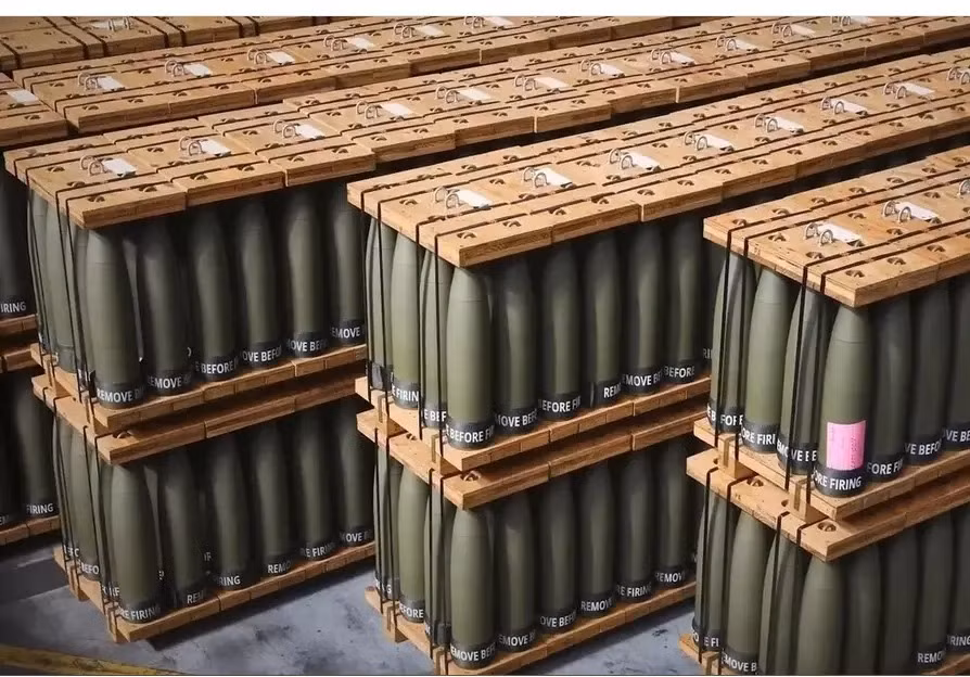 Các cường quốc châu Âu như Pháp, Anh và Đức đã cam kết cung cấp "hỗ trợ vũ khí sát thương", bao gồm tên lửa hành trình Storm Shadow và xe tăng chiến đấu chủ lực Challenger 2. Tổng thống Mỹ Biden khi còn tại chức, thậm chí còn tuyên bố sẽ cung cấp cho Ukraine 61 tỷ USD viện trợ quân sự và kinh tế; đây là mức viện trợ cao kỷ lục.