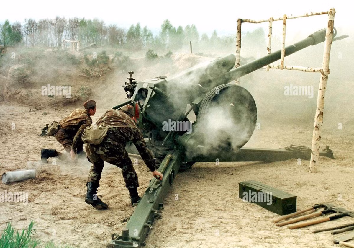 Quân đội Ukraine chỉ tiến hành pháo kích trả đũa, chứ không tiến hành phản công vì họ nhận ra rằng, điều này có thể dẫn đến tổn thất quy mô lớn về lực lượng. Về cơ bản, toàn bộ phần phía tây của DPR và phần phía bắc của LPR đều phải hứng chịu các cuộc tấn công của Ukraine.