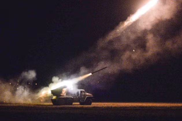 Ở phía bên kia, Quân đội Ukraine cũng phản kích dữ dội; theo thông tin mới nhất, lực lượng vũ trang Ukraine đã tiến hành các cuộc tấn công bằng pháo hạng nặng vào lãnh thổ Donbass do Cộng hòa Nhân dân Lugansk và Donetsk kiểm suốt đêm qua.