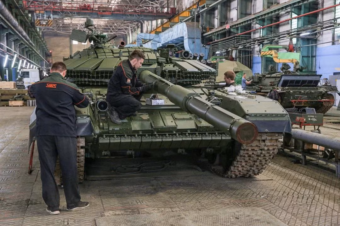 Trang web Bulgarian Military dẫn nguồn thông tin của Nga ngày 28/12 cho biết, Uralvagonzavod, nhà sản xuất xe tăng lớn nhất ở Nga, đã xác nhận việc giao lô hàng xe tăng theo lịch trình trong năm cho Quân đội Nga, đúng với kế hoạch nhà nước giao.
