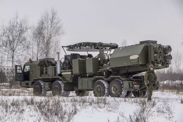 Cùng với việc triển khai hàng loạt vũ khí hạng nặng gần biên giới Ukraine, theo thông tin, Quân đội Nga đã triển khai hệ thống tác chiến điện tử Krasukha-2 và Krasukha-4 gần biên giới Ukraine, sẵn sàng đối phó với những tình huống xung đột.