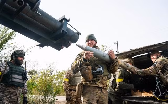 Nhưng ở hướng Zaporozhye, quân đội Ukraine đã bắt đầu chuyển sang chiến dịch tấn công mùa đông. Quân đội Ukraine liên tục tấn công các kho quân sự, sở chỉ huy, trận địa pháo, trận địa tên lửa phòng không và kho đạn của Nga ở hướng Zaporozhye bằng pháo tầm xa và tên lửa HIMARS.