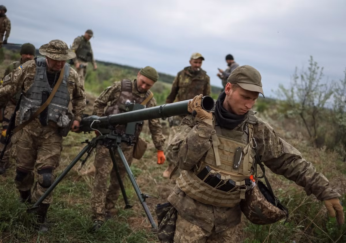 Do quân Ukraine phòng ngự phía trước quá dày đặc; hiện toàn bộ khu vực Donbass có hơn một chục đơn vị cấp lữ đoàn và một lượng lớn công sự kiên cố, nên quân đội Nga rất khó có thể đột phá bằng xe tăng tốc độ cao. 