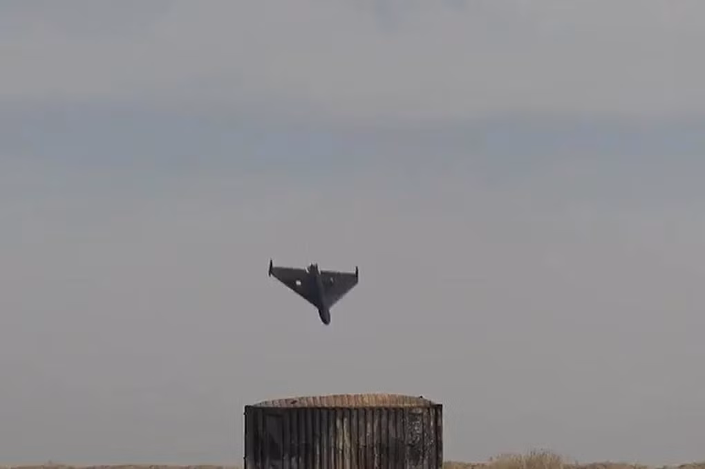 Cùng với đó, hệ thống định vị UAV Geran-2 nhận được dấu thời gian của vệ tinh sử dụng tín hiệu vệ tinh GPS, được so sánh với các chỉ số ban đầu; trong khi tín hiệu giả mạo do đối phương phát ra, có dấu thời gian khác. Vì vậy, để giả mạo tín hiệu từ hệ thống vệ tinh định vị toàn cầu (GNSS), cần phải khởi động lại phần mềm của UAV và việc này không thể thực hiện được từ xa.