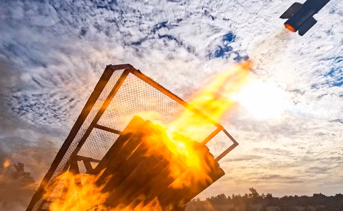 Ngay lập tức quân Nga đã huy động UAV mang vũ khí và hỏa lực pháo binh dữ dội, để bao trùm hỏa lực vào đơn vị của Andrei Bilozier, với tỷ lệ hỏa lực lớn gấp hàng chục lần. Đồng thời, sẽ có thêm nhiều binh lính và xe bọc thép Nga tiến đến tiếp viện. Trước cảnh tượng này, quân Ukraine chỉ có thể rút lui và bỏ vị trí cho quân Nga. 