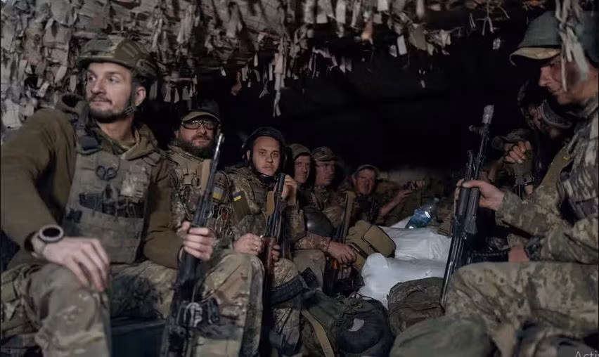 Còn một binh sĩ Ukraine khác tên Boyko cho biết, trước khi quân Nga bao vây Ugledar, Quân đội Ukraine đã đưa một lực lượng tiếp viện gồm 50 người tới thành phố, nhưng cuối cùng chỉ có 4 người đến được Ugledar. Quân đội Ukraine đã bỏ lại toàn bộ những người bị thương khi chạy trốn. Cho đến nay, Quân đội Nga đã bắt giữ khoảng 1.000 binh sĩ Ukraine khi chiếm Ugledar, hầu hết họ đều bị thương.