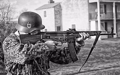Sau thành công của MP-44 trên chiến trường, Thống chế Hitler ra lệnh ngừng sản xuất súng trường và tiểu liên MP, để dồn lực cho việc sản xuất súng MP-44. Bất chấp tình trạng thiếu hụt trong thời chiến, ngành công nghiệp Đức vẫn sản xuất được 425.977 khẩu StG-44 cho Quân đội Đức.