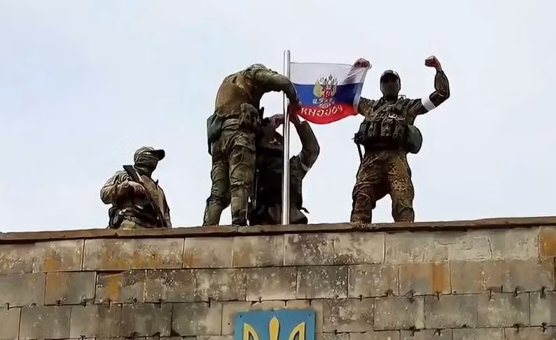 Tháng 10 là tháng giao tranh đẫm máu nhất, điên cuồng nhất trong cuộc xung đột Nga-Ukraine. Để chuẩn bị cho bước cuối cùng là bao vây và tấn công thành phố Pokrovsk, Quân đội Nga đã chiếm thị trấn Selidovo. Sư đoàn tăng số 90 của Nga đã tràn vào và chiếm quyền kiểm soát hầu hết các tòa nhà lớn trong thị trấn, quân Ukraine chỉ còn kháng cự lẻ tẻ.