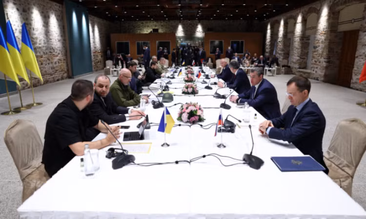 Mặt khác, các cuộc đàm phán hòa bình giữa Nga và Ukraine bị đình trệ. Bộ trưởng Ngoại giao Nga Sergei Lavrov ngày 17/5 cho biết, Ukraine đã rút khỏi bàn đàm phán. Cùng ngày, Podoljak, cố vấn Văn phòng Tổng thống Ukraine cho biết, quá trình đàm phán Ukraine-Nga đã bị đình chỉ.