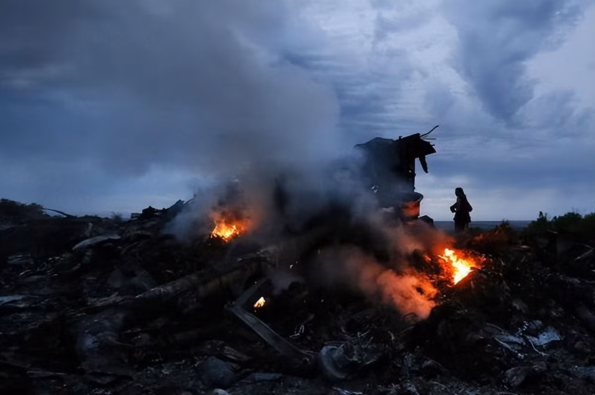 Trước đó, quân phòng thủ Ukraine đã thử đột phá vài lần, nhưng tất cả đều bị đánh bại. Họ cũng đã cố gắng tẩu thoát bằng trực thăng hoặc tàu dân sự, nhưng lần lượt thất bại.
