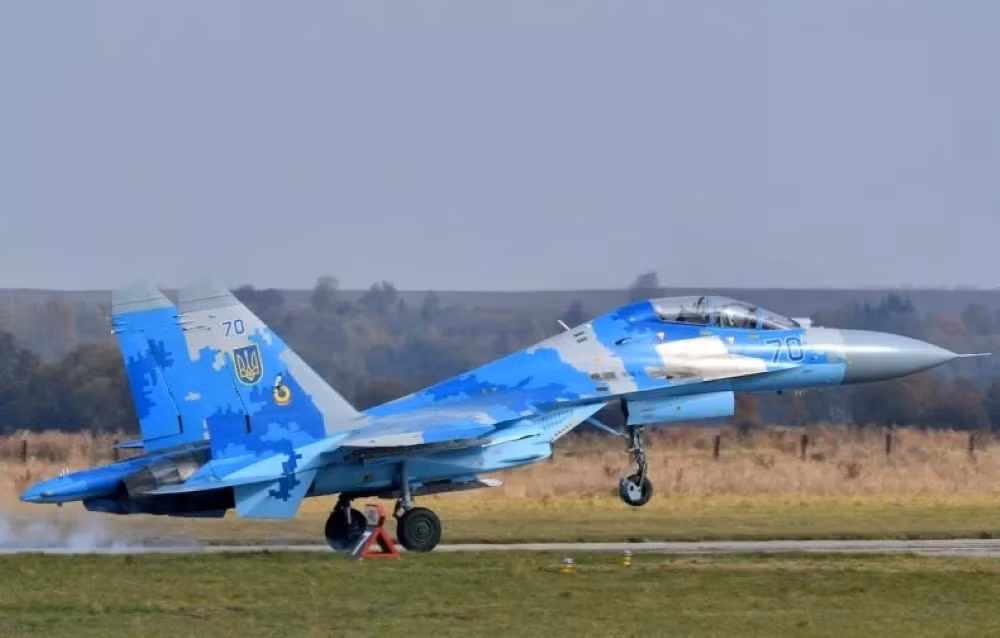 Máy bay Su-27 của Ukraine do Liên Xô thiết kế, chế tạo từ thời Chiến tranh Lạnh; đây là loại máy bay chiến đấu chiếm ưu thế trên không hạng nặng, đối thủ của F-15 của Mỹ. Su-27 được biết đến với tầm bay ấn tượng, radar rất mạnh và khả năng cơ động nhanh nhẹn, khiến nó trở thành đối thủ đáng gờm trong không chiến.
