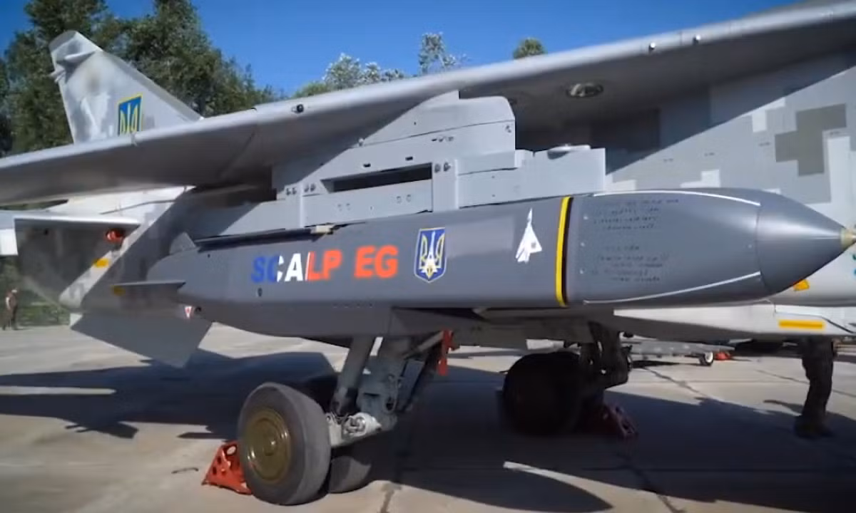 Do thiếu vũ khí hàng không hiện đại, nên Ukraine dưới sự giúp đỡ của chuyên gia phương Tây, đã nỗ lực cải tiến, để Su-27 của họ có thể sử dụng vũ khí của phương Tây, như tích hợp tên lửa không đối đất Storm Shadow, cũng như nâng cấp hệ thống điện tử hàng không, để tương thích với các tiêu chuẩn của NATO. 