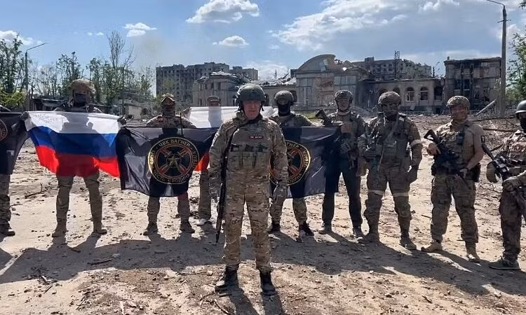 Tuy nhiên, khi Quân đội Ukraine không thể giữ được Bakhmut, phương Tây bắt đầu hạ thấp tầm quan trọng của nó, cho rằng nơi này không có nhiều giá trị chiến lược. Sau khi Bakhmut bị quân Nga tràn ngập, kiểu tranh luận này càng trở nên phổ biến hơn và họ muốn nói rằng Bakhmut là vô giá trị. 