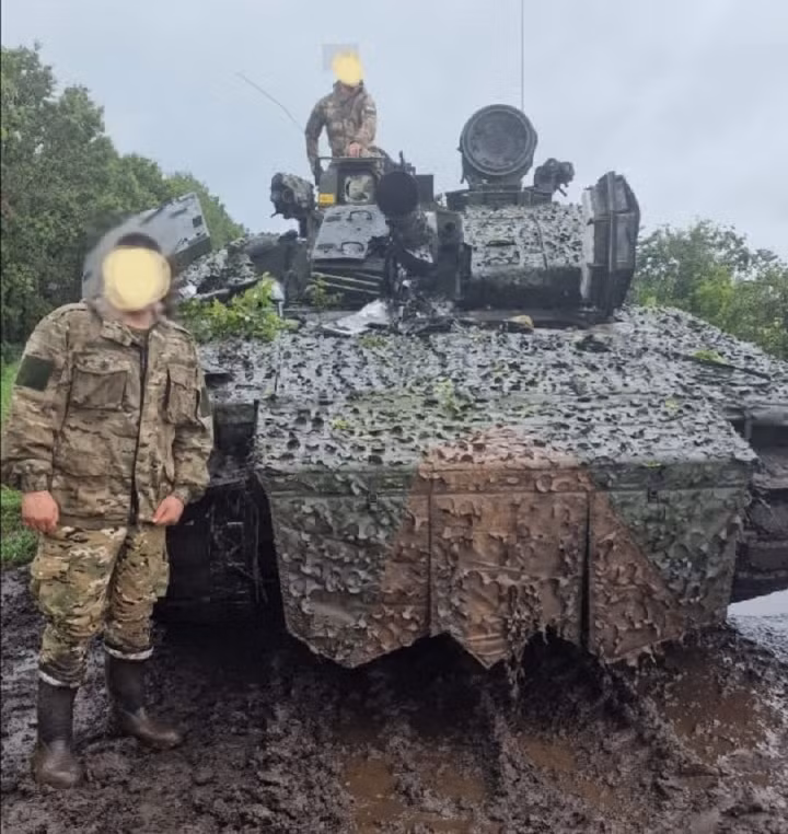 Chiếc xe CV90 khác đi cùng, vừa bắn đạn pháo, vừa phóng lựu đạn khói, bao vây để cứu tổ lái ở chiếc CV90 bị đạn chống tăng bắn trúng và sơ tán người thành công. Nhưng chiếc CV90 bị bắn cháy, họ không thể cứu kéo được, đành phải để lại và lọt vào tay quân Nga. 
