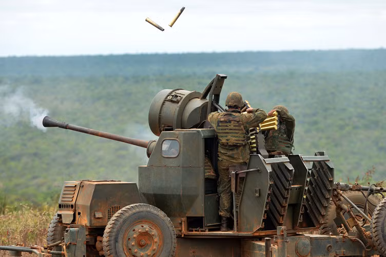 Về vũ khí lục quân nổi tiếng nhất của Thụy Điển là pháo phòng không 40mm do Công ty Bofors sản xuất, ngoài ra còn có pháo tự hành Archer, xe tăng không tháp pháo Stridsvagn 103 (Strv 103), còn được biết đến dưới tên gọi "S-tank"; hay súng phóng lựu chống tăng AT-4 và súng phóng lựu không giật Carl Gustav. 