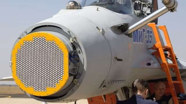 Thứ hai, MiG-35 sẽ được trang bị radar quét mảng pha điện tử chủ động (AESA) Zhuk-AM. Tại sao radar AESA lại quan trọng? Bởi vì theo chiến thuật không chiến hiện đại, đó là phát hiện đối phương trước, bắn trước và thoát ly nhanh.