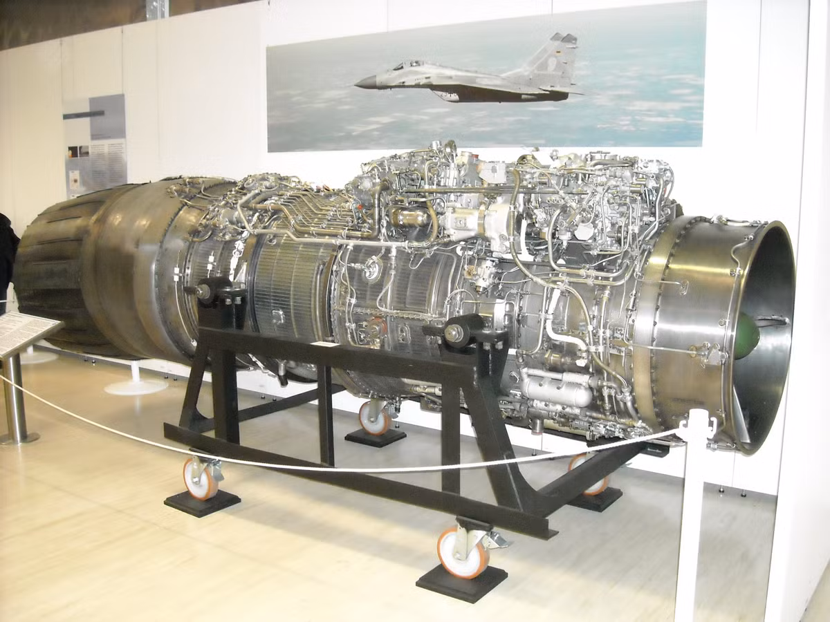 MiG-35 có thể đạt tốc độ tối đa Mach 2,25 nhờ được trang bị hai động cơ phản lực cánh quạt Klimov RD-33MK với bộ đốt sau. Nó có thể bay ở độ cao lên tới 20.000 mét và khung máy bay được thiết kế để chịu được 9G ở giới hạn dương và 3G m ở giới hạn âm.