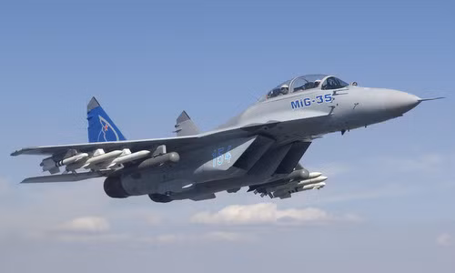 Câu hỏi đặt ra là liệu MiG-35 có đủ sức đối đầu với tiêm kích phương Tây? Có thể khẳng định MiG-35 thực sự có nhiều ưu điểm. Đầu tiên, có thể dễ dàng sử dụng bất kỳ loại vũ khí mới nhất nào cho các máy bay chiến đấu hạng trung/nhẹ được hiện đại hóa, vì MiG-35 được thiết kế theo nguyên tắc "kiến trúc mở", cho phép sử dụng vũ khí hiện đại trong thời gian ngắn nhất có thể.
