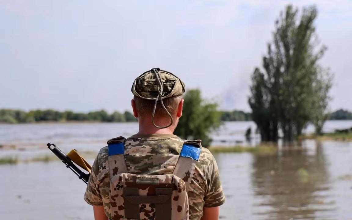 Các trận đánh trên khu vực bờ sông Dnieper rất phức tạp và không bên nào có giải pháp dễ dàng dẫn đến chiến thắng. Nhiệm vụ chính của lực lượng phòng thủ Nga tại Kherson là không để phía Ukraine giữ chắc và mở rộng đầu cầu, đưa lực lượng từ bờ bắc sang để sau đó tiến hành đột phá và làm lộ các trận địa phòng ngự của quân Nga.