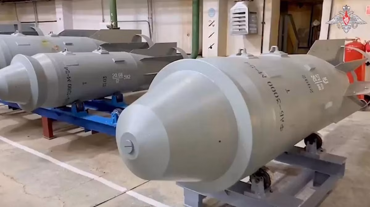 FAB-3000 là quả bom có sức công phá lớn nhất được Lực Kượng không quân chiến thuật Nga sử dụng trong cuộc xung đột hiện nay với Ukraine. Trước đó, Quân đội Nga đã sử dụng loại bom này ở Nhà máy thép Azovstal ở Mariupol, nhưng do máy bay ném bom Tu-22M2 thả theo kiểu rơi tự do.