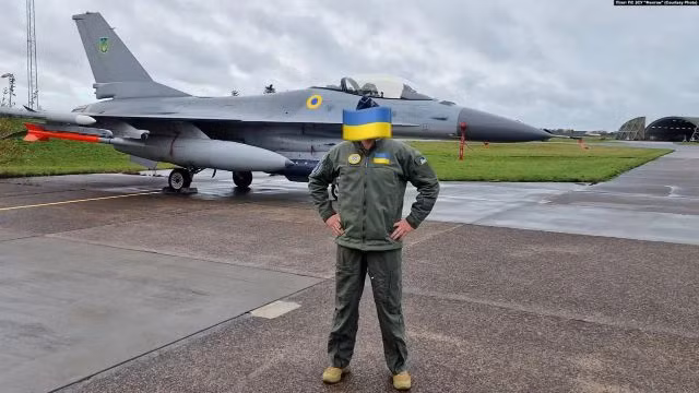 Lời kêu gọi này của Tổng thống Zelensky nhấn mạnh sự phụ thuộc của Ukraine vào viện trợ nước ngoài và sự cần thiết phải tăng cường lực lượng không quân để chống lại máy bay Nga một cách hiệu quả. Việc cung cấp F-16 và các hệ thống vũ khí tiên tiến khác, có thể thay đổi đáng kể cán cân quyền lực trong một cuộc xung đột; nhưng những quyết định như vậy đòi hỏi thời gian và sự phối hợp ở cấp độ chính trị. (Nguồn ảnh: TASS, Sputnik, CNN, Forbes, Ukrinform).