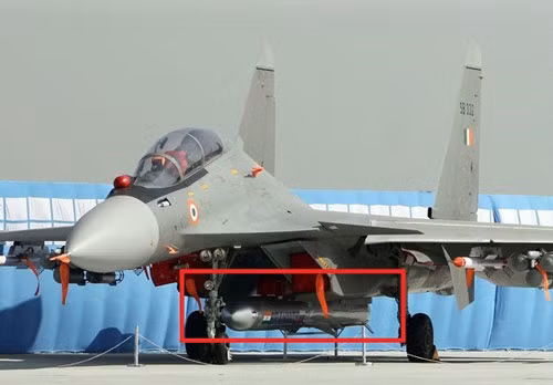 Các biến thể của BrahMos với tầm bắn xa hơn, hiện được cho là đang được Ấn Độ phát triển; với tốc độ rất cao của tên lửa BrahMos, khiến nó khó bị đánh chặn hơn và có nhiều động năng hơn, khi tấn công mục tiêu. Ngược lại, với tốc độ siêu thanh, tên lửa khó đạt được tầm bắn xa hơn.