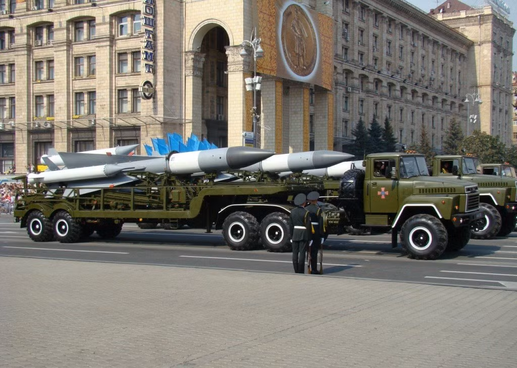 Phòng không Nga vất vả đối phó tên lửa phòng không S-200 của Ukraine Phong khong Nga vat va doi pho ten lua phong khong S-200 cua Ukraine