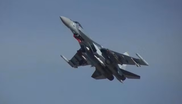 Tờ Frontier India đã đăng tải hình ảnh cho thấy khả năng đa nhiệm của tiêm kích Su-35S của Không quân Nga, khi đang thực hiện nhiệm vụ chiếm ưu thế trên không ở khu vực "tác chiến đặc biệt" (chiến trường Ukraine). Ảnh: FI.