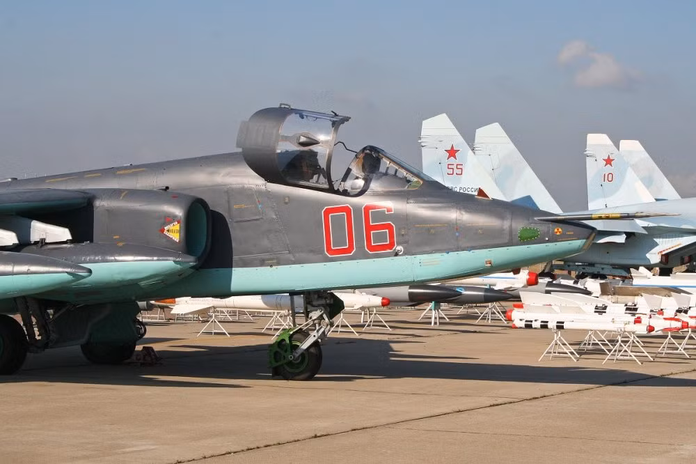 So với máy bay tiêm kích bom tiên tiến Su-34 thả bom dẫn đường FAB-500, thì cường kích Su-25 sử dụng bom thường FAB-250 là rẻ nhất. Trong kho vũ khí từ thời Chiến tranh Lạnh ở Nga hiện đang cất giữ hàng trăm nghìn quả bom thường. Nếu phòng không Ukraine tê liệt, sử dụng Su-25 ném bom thường là hiệu quả nhất.