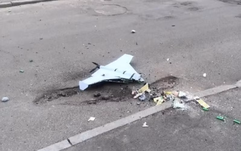 Còn UAV KUB-BLA của Nga giống UAV Suicide, cấu tạo tương đối thô sơ và không cơ động như Switchblade. Nếu các cánh của Switchblade, có thể được gấp lại, nhưng các cánh của KUB-BLA không thể gấp lại được.