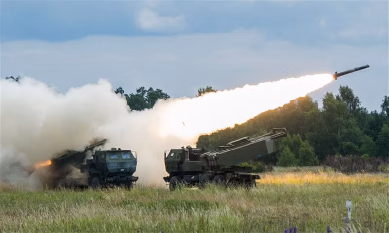 Đồng thời, Quân đội Ukraine dùng tên lửa HIMARS cắt đứt tất cả các cây cầu trên sông Dnepr, cô lập lực lượng chính của quân đội Nga 20.000 người ở Kherson; đồng thời tiến hành các hoạt động phá hoại và chiến tranh du kích trong khu vực Nga kiểm soát.
