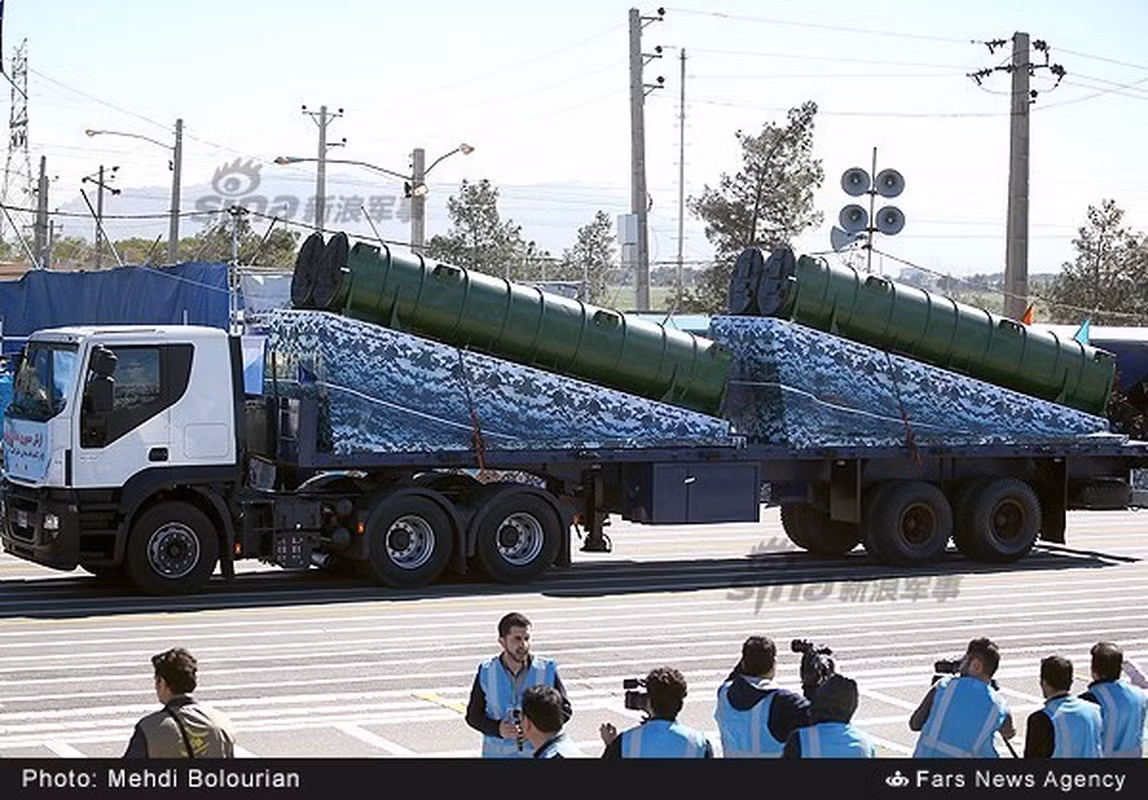 Hiện nay Iran đã có một số hệ thống phòng không S-300PMU mua của Nga, và Iran từ lâu muốn có hệ thống phòng không hiện đại hơn là S-400. Một trong những điểm khác biệt chính giữa hai hệ thống là tầm bắn của chúng. S-300 có tầm bắn tối đa khoảng 150-200 km tùy thuộc vào biến thể. Ngược lại, S-400 có thể tấn công mục tiêu ở khoảng cách lên tới 400 km, khiến nó trở thành hệ thống phòng không có tính năng cao hơn nhiều. 