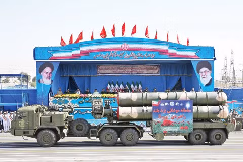 Iran nhan lo S-400 dau tien tu Nga giua luc nuoc soi lua bong