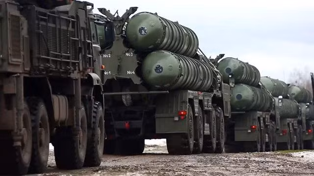 Tờ The Times of Israel đưa tin, vào ngày 2/8, một máy bay vận tải Il-76TD của Nga đã được nhìn thấy hạ cánh tại Sân bay quốc tế Tehran. Có khả năng chuyến bay này đánh dấu lần đầu tiên, chuyển giao hệ thống phòng không S-400 cho Iran, mặc dù thiếu xác nhận nguồn tin độc lập.