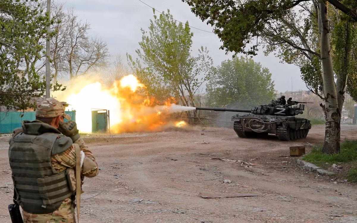 Trong quá khứ, vùng ngoại vi của Donetsk không phải là trọng tâm của Quân đội Nga, nhưng sau đó Quân đội Nga có lẽ muốn mở một cuộc tấn công gọng kìm từ phía bắc và nam cùng một lúc, và cuối cùng là hợp vây tiến đánh quân chủ lực Ukraine ở Slavyansk và Kramatorsk.