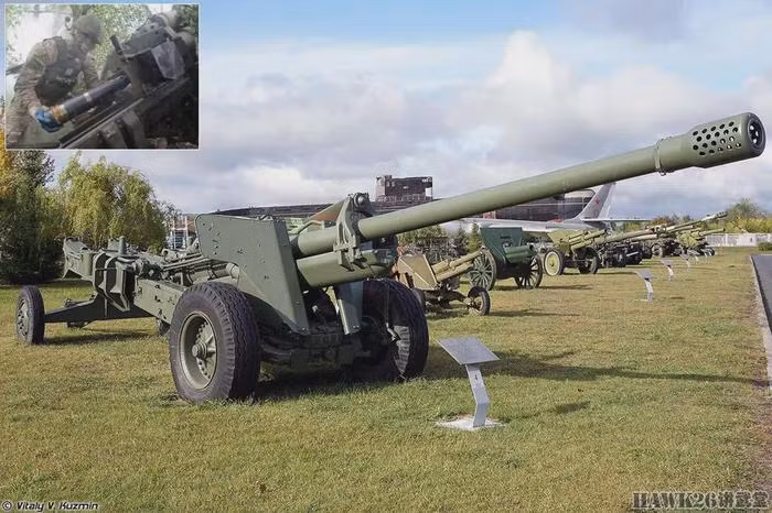  Pháo xe kéo 130mm M-46 là loại pháo dã chiến, được Liên Xô phát triển vào giữa thập niên những 1940. Nó được biết đến với hiệu suất đáng tin cậy và kết cấu chắc chắn. Đây cũng là vũ khí chính của lực lượng pháo binh Liên Xô trong nhiều thập kỷ. 