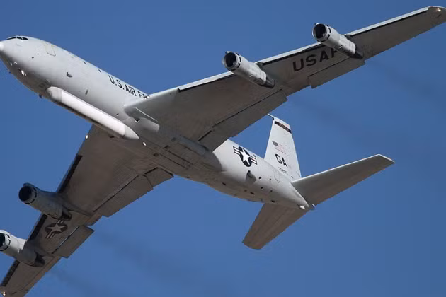 E-8C là một máy bay kiểm soát và chỉ huy, quản lý chiến trường của Không quân Mỹ; nhiệm vụ chính của nó là theo dõi phương tiện cơ giới dưới mặt đất, cũng như phát hiện máy bay trên không, thu thập hình ảnh, chuyển tiếp hình ảnh chiến thuật từ các sĩ quan chỉ huy ở mặt đất, trên không và ngược lại.