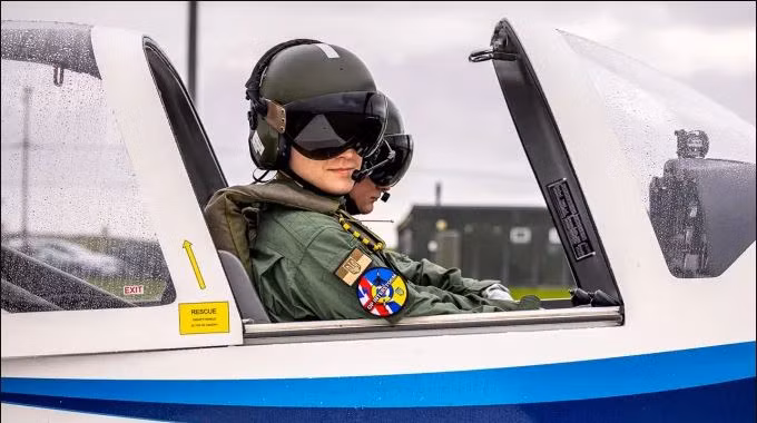 Hiện Kiev yêu cầu Washington cung cấp thêm 10 suất cho các chương trình đào tạo dài hạn phi công lái F-16, nhưng yêu cầu này bị từ chối. Đây là những phi công đào tạo từ A-Z, chứ không phải là huấn luyện chuyển loại máy bay như hiện nay. 