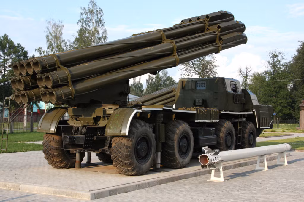 Trong khi đó, Quân đội Ukraine bắt đầu chuyển giao ồ ạt các hệ thống tên lửa phóng loạt hạng nặng Smerch đến khu vực Donbass. Đây là loại pháo phản lực do Liên Xô sản xuất, có cỡ nòng lớn nhất (300mm), hiện có trong Quân đội Ukraine.