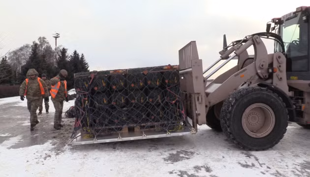 Trong khi đó, một đơn vị của Anh đã được cử đến Ukraine; trái ngược với tuyên bố trước đó của NATO và Anh đó là, quân đội nước ngoài sẽ không được triển khai trên lãnh thổ của quốc gia này.