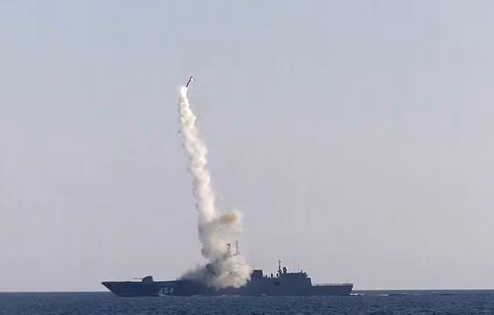 Trong bối cảnh như vậy, Tổng thống Putin đã tuyên bố về vũ khí siêu thanh mới: “Hiện chúng tôi đã thử nghiệm và đã thành công, và từ đầu năm tới, chúng tôi sẽ trang bị tên lửa siêu thanh với tốc độ Mach 9, cho lực lượng Hải quân”. 