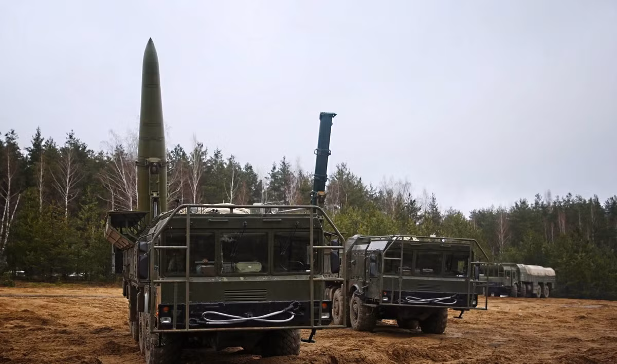 Trước sự xuất hiện của các đơn vị chiến đấu chủ lực của Ukraine, quân đội Nga sẽ không còn tập trung vào cụm quân chủ lực, để phát động các cuộc tấn công quy mô lớn. Bởi vì đối với Nga, yếu tố bất ngờ đã mất; hiện giờ đứng sau Ukraine là Mỹ và khối NATO. Số quân Mỹ ở châu Âu đã lên tới 100.000 quân; vì lý do này, Nga cần đề phòng cả Mỹ và khối NATO.