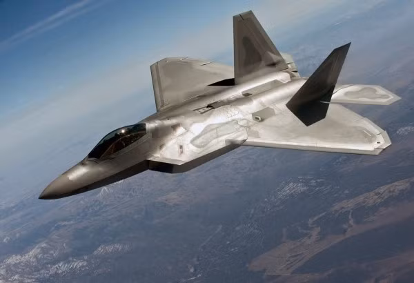 Trên thực tế, việc quan sát máy bay F-22 qua các đoạn video không phải là điều gì quá “phi thường”. Công nghệ tàng hình khiến F-22 gần như vô hình trước radar, nhưng mắt thường thì không. Nếu vệ tinh có thể liên tục theo dõi chuyến bay sau sáu giây này, điều đó cho thấy khả năng chiến đấu của nó sẽ bị ảnh hưởng trong tương lai. 