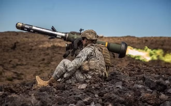 Vài ngày sau khi quân đội Ukraine tấn công DPR và sử dụng hệ thống tên lửa chống tăng Javelin của Mỹ, một loạt xe tăng T-72B của Quân đội Nga với hệ thống “mái che”, có khả năng chống được đạn tên lửa Javielin và các loại vũ khí tiến công theo kiểu “đột nóc” đã được nhìn thấy tại một nhà ga ở Krasnodar.