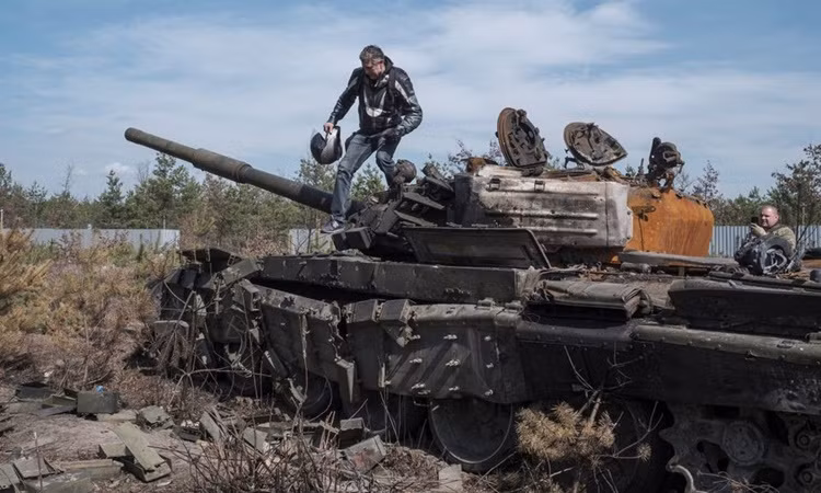 Tuy nhiên, trong cuộc xung đột Nga-Ukraine, xe tăng đột nhiên trở nên rất dễ bị tiêu diệt bởi máy bay không người lái (UAV) mang vũ khí chống tăng. Nguyên nhân lớn nhất là hầu như tất cả các xe tăng chủ lực này đều được thiết kế từ thời trước khi có UAV.