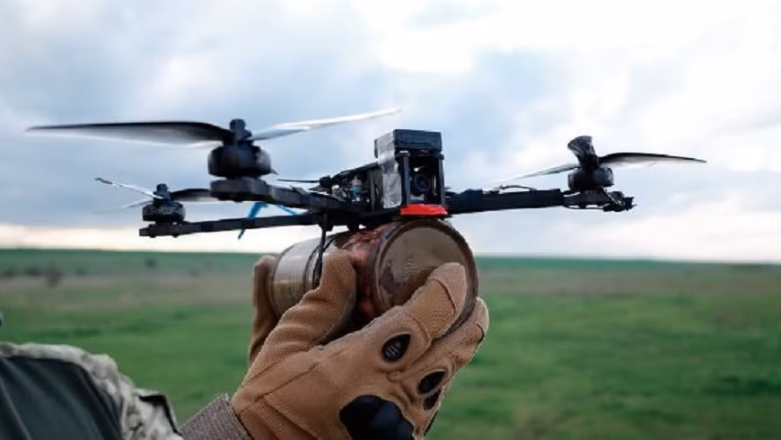 Nguyên nhân chính là do máy UAV dân sự 4 trục có một số điểm yếu cố hữu. Theo tiêu chuẩn quân sự, hầu hết các thông số kỹ thuật của UAV 4 trục dân dụng đều không đủ tiêu chuẩn, chẳng hạn như hiệu suất pin, độ bền, tải trọng, khả năng hoạt động trong mọi thời tiết và chống nhiễu…