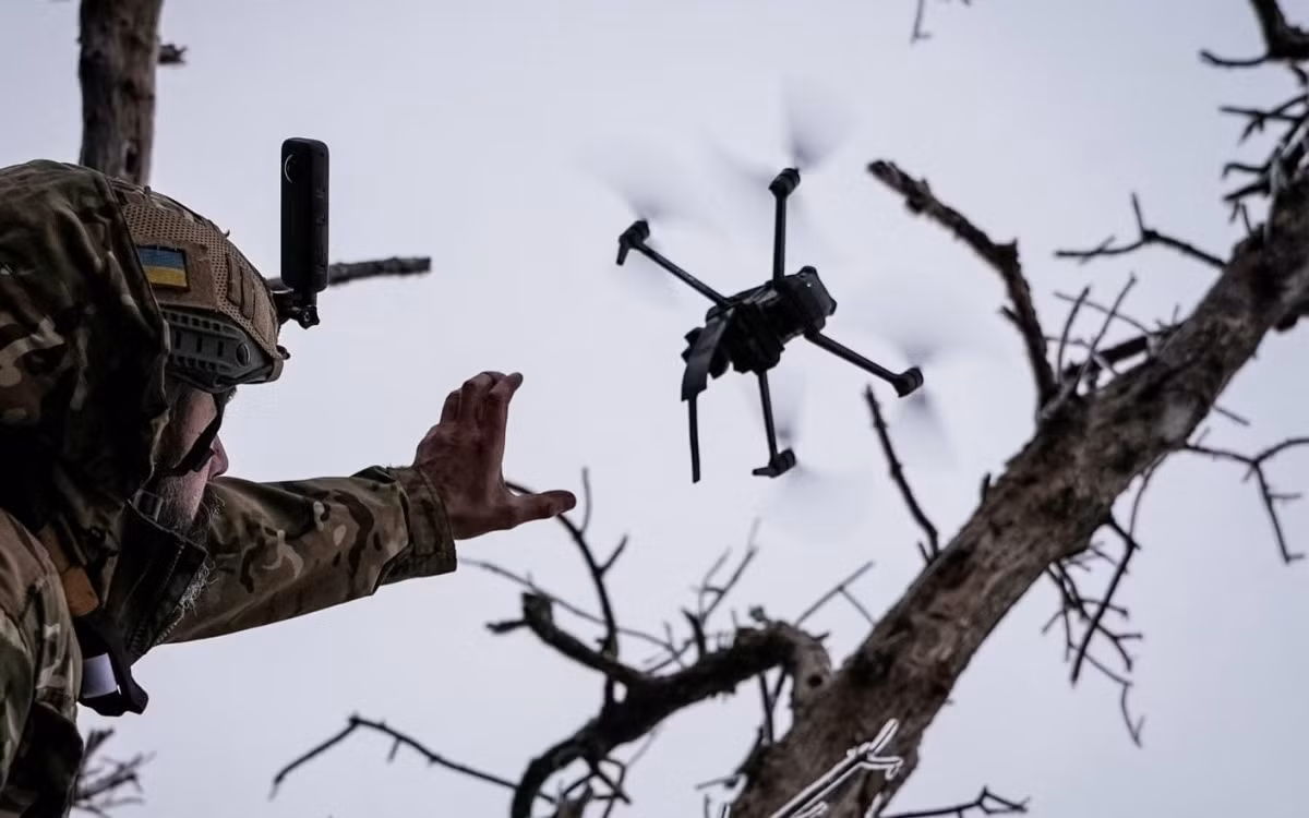 Có thể thấy, UAV 4 trục cỡ nhỏ đã đảo ngược hoàn toàn các quy tắc giao chiến trên chiến trường Ukraine, vô hiệu hóa các nguyên tắc sử dụng vũ khí khác nhau trước đó. Đặc biệt, việc cả hai bên đều sử dụng UAV FPV với số lượng lớn, đã làm thay đổi chiến thuật hoàn toàn.